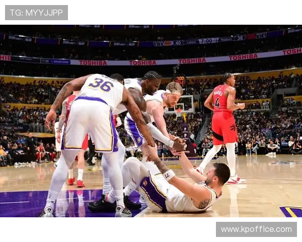 艾顿10中10无失误盛赞队友